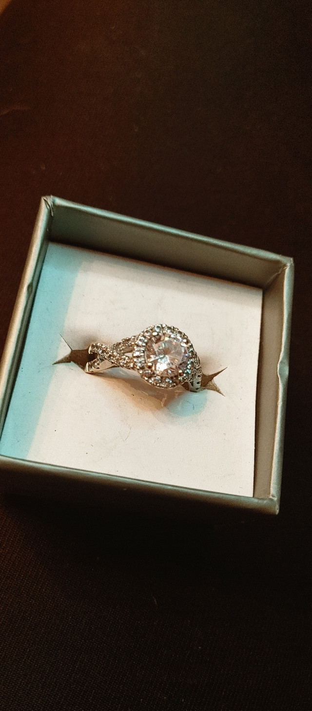 Engagement ring in Jewellery & Watches in Medicine Hat - Image 4