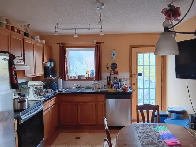 (Available now) Large Private Room for Rent/Driveway Parking/NW in Room Rentals & Roommates in Calgary - Image 11