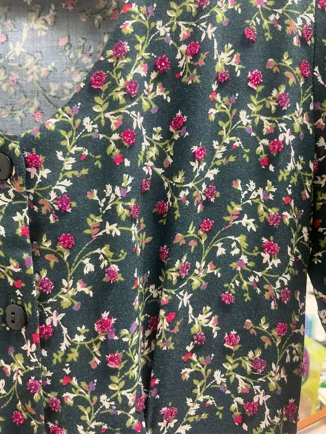 Beaded Floral Print Dress, size 7 in Women's - Dresses & Skirts in Delta/Surrey/Langley - Image 2