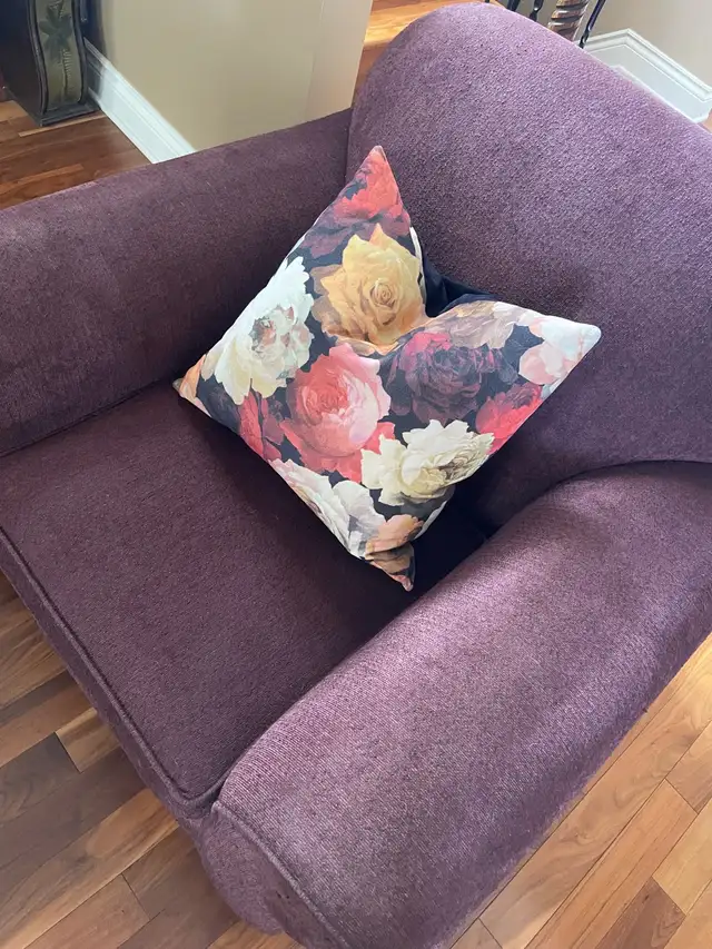 Oversized Burgundy Accent Chair with Pillow in Chairs & Recliners in Ottawa - Image 4