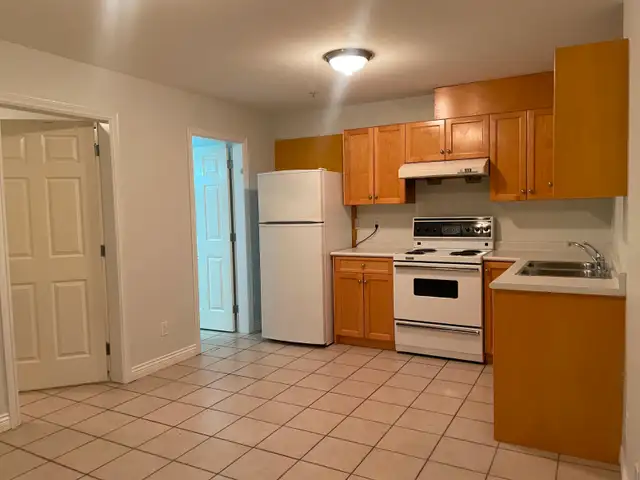 Vancouver 1 Bdrm Suite near 47th & Fraser with Private Entrance