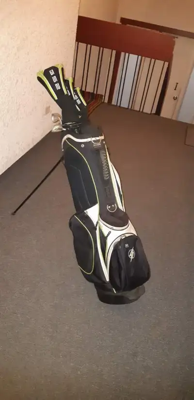 Deux set de golf droitier., View more