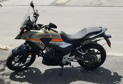 1 seul propriétaire. Acheté neuve. ±4450 KM Vient avec la housse.
