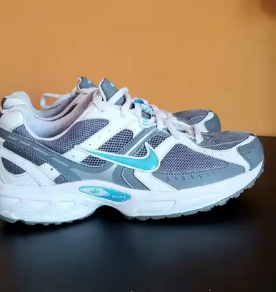 Chaussure Nike Run taille 7.5 USA. Excellent état, View more