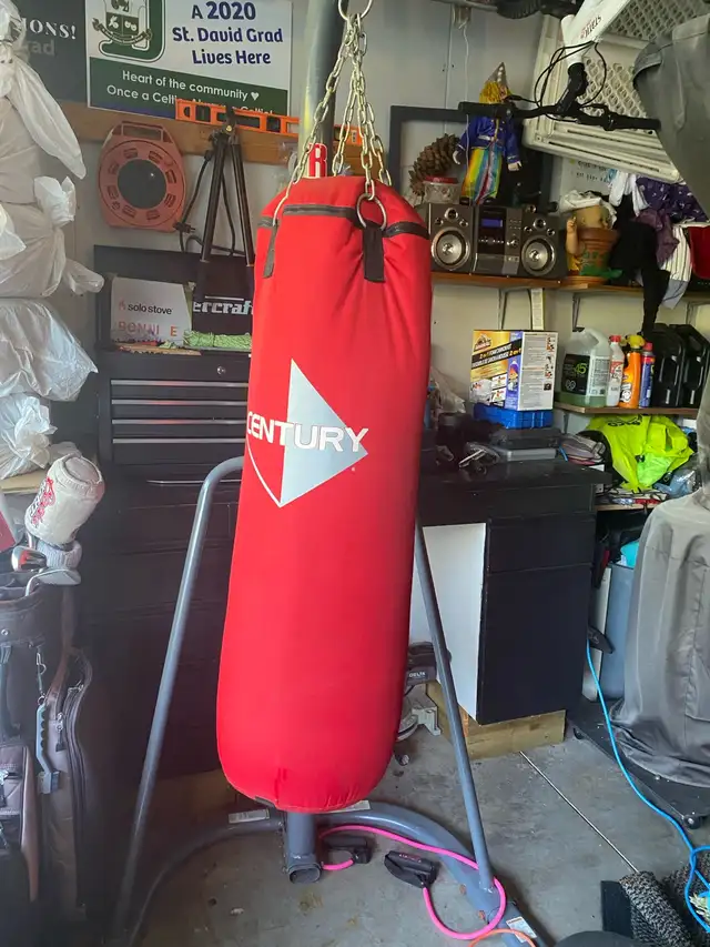 Freestanding Punching bag in Exercise Equipment in Kitchener / Waterloo - Image 4