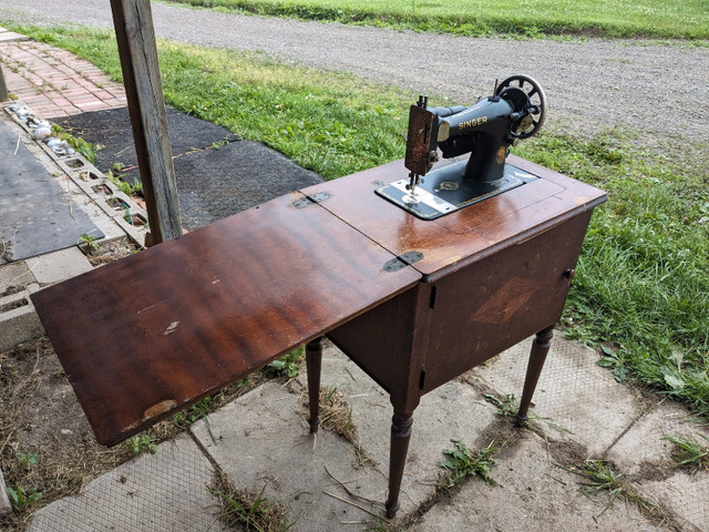 Singer 1936 vintage  in Arts & Collectibles in St. Catharines - Image 2