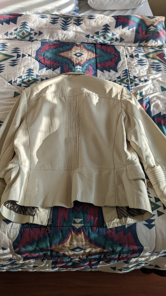 Danier Beige Leather Jacket in Women's - Tops & Outerwear in Mississauga / Peel Region - Image 2