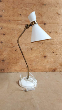 TABLE LAMP (WHITE & GOLD METAL COLOR) for sale $25.00