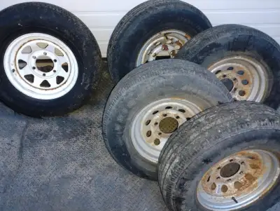 25 $ chaque ! 5 jantes en acier de 15 po : une blanche et 4 grises. Les pneus ST225/75R15 sont usés...