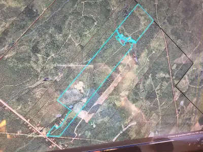 Terre de 100 Hectares située dans la zone 2 Bas St-Laurent pour renseignements . 418-860-1412