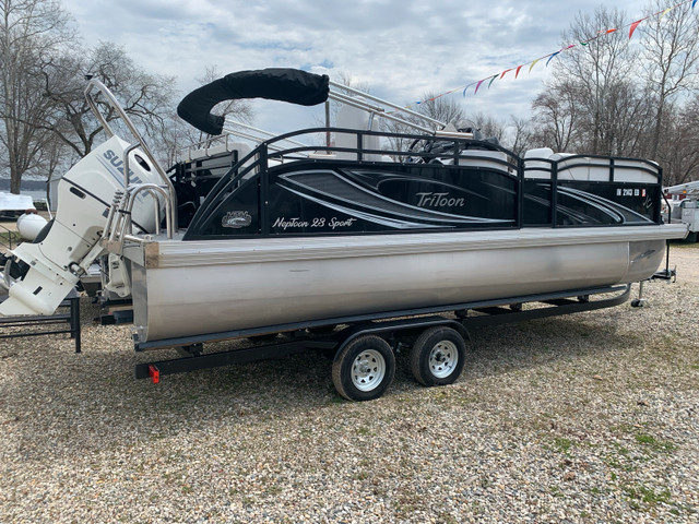 JC Pontoon in Powerboats & Motorboats in Barrie