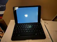 I Pad Mini 2 with Keyboard and case cover