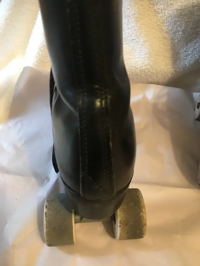 VINTAGE DOMINION CANADA LEATHER ROLLER  SKATES in Skates & Blades in Mississauga / Peel Region - Image 7