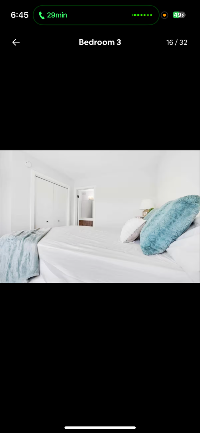 Spacious 4-Bedroom Family Home Overlooking the Lake in Manitoba in Canada - Image 11