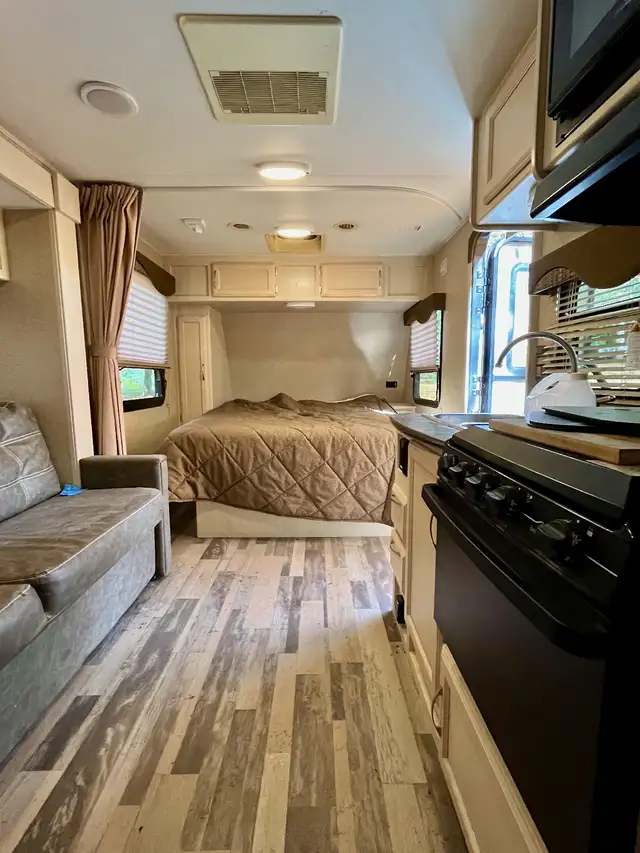 Compact 2017 travel trailer for sale, $13,000. in Travel Trailers & Campers in Kingston - Image 4