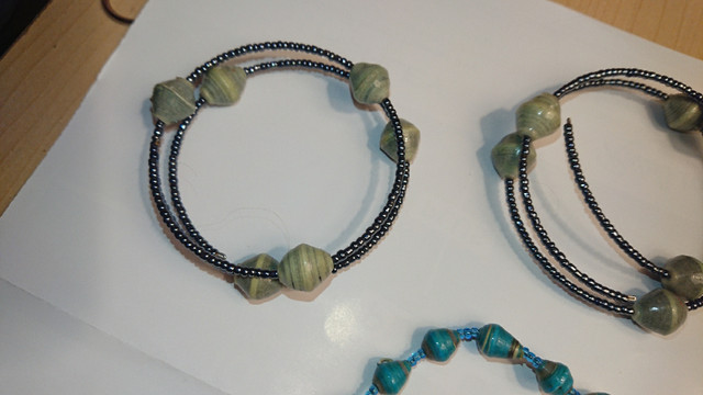 Paper bead necklace earrings and bracelets  in Jewellery & Watches in Thunder Bay - Image 3