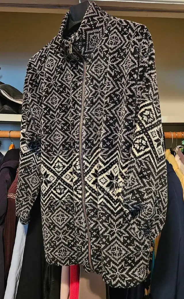 Women's Black and White Fleece Jacket in Women's - Tops & Outerwear in Edmonton - Image 8
