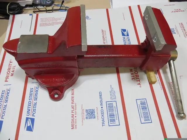 Vise Craftsman (2) 5.5" jaw ($175) & 4.5" jaw $140 in Hand Tools in Windsor Region - Image 11