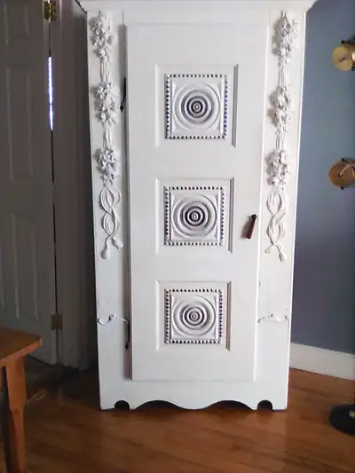 Meuble (armoire) de pin et de chêne (style Shabby Chic), 4 tablettes 34 1/2 po. de large 19 1/2 po....