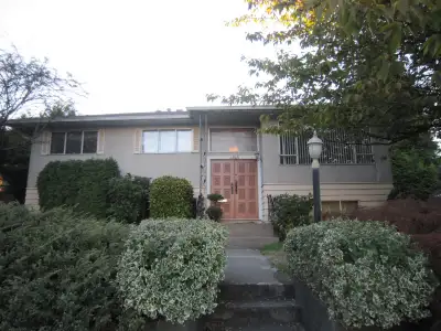 Tidy, Clean fully furnished room in a well maintained home on quiet street in a great Burnaby neighb...