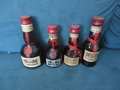 Bouteilles de Collection. De Grand Marnier. 4 petites (pleines). 1 Grande (vide) Dimensions ; - 47 c...