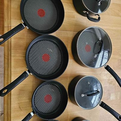 T-fal Aluminum non-stick pots & pans Set in Kitchen & Dining Wares in Kingston - Image 4