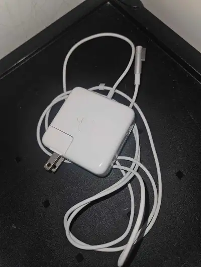Keep your laptop powered up with this reliable, pre-owned Apple MagSafe power adapter. This genuine...