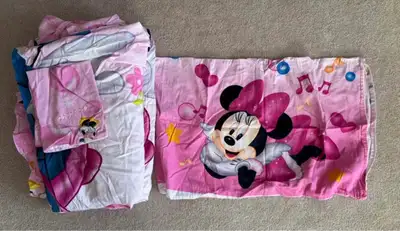 Pick up in Airdrie It’s a full set with 2 pillow cases, flat and fitted sheets