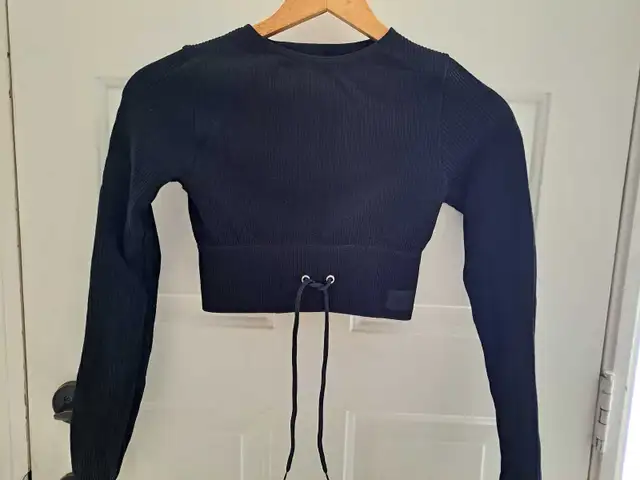 Crop top with ties size small women teen youth top clothing in Women's - Tops & Outerwear in Ottawa - Image 4
