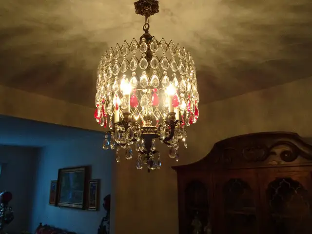 Chandelier in Indoor Lighting & Fans in City of Montréal - Image 4
