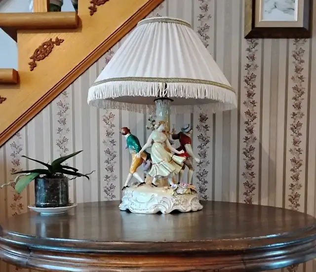 lampe antique porcelaine allemande in Indoor Lighting & Fans in Longueuil / South Shore - Image 4