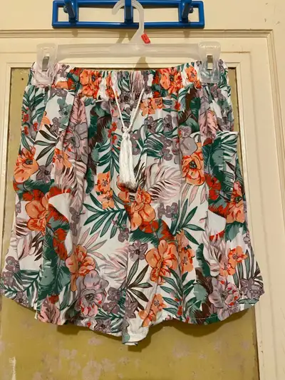 Woman’s  Floral Shorts label as sz XL-XXL ( fits like M), View more
