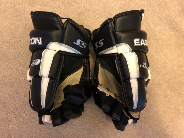 Assorted Men's Youth and SR Hockey Gloves Size 12-15 in Hockey in Oshawa / Durham Region - Image 3