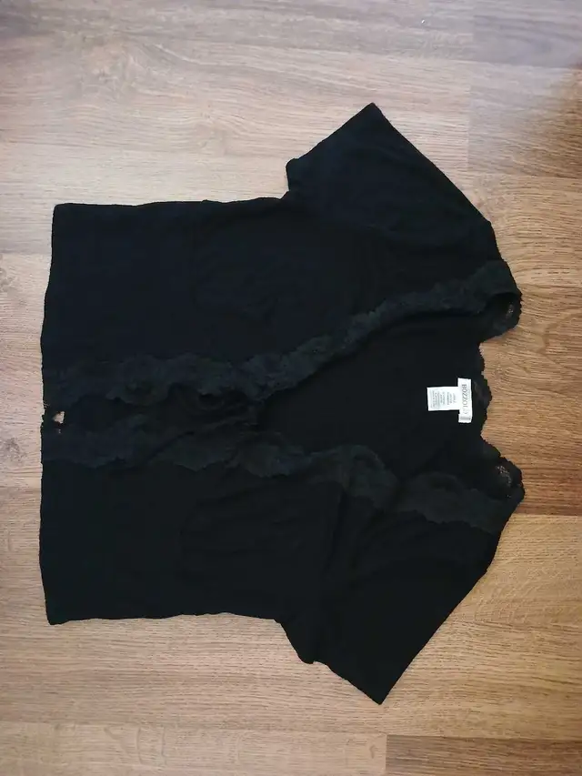 Black Y2K Lace Front-Tie Crop Top in Women's - Tops & Outerwear in City of Halifax - Image 4