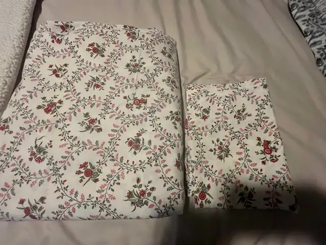 Floral Duvet Cover set - Twin bed in Bedding in Ottawa - Image 2
