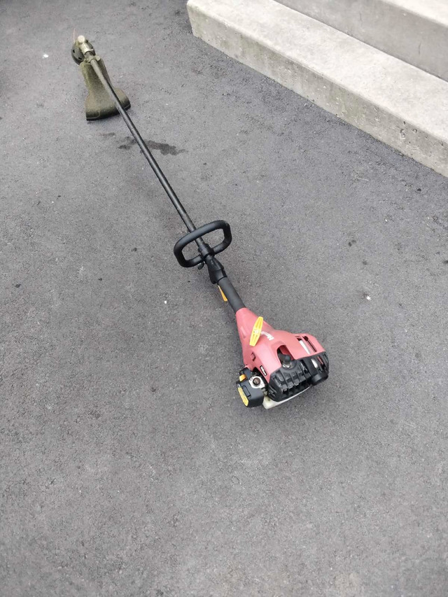 Grass trimmer in Lawnmowers & Leaf Blowers in Napanee