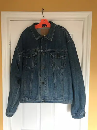 Very good condition. No rips or tears. 2 chest pockets with buttons and 2 side pockets. Size XL. Pic...