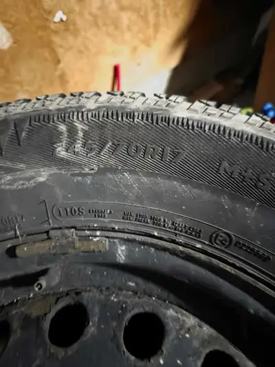 Snow tires on rims 245/70R17 Good condition!