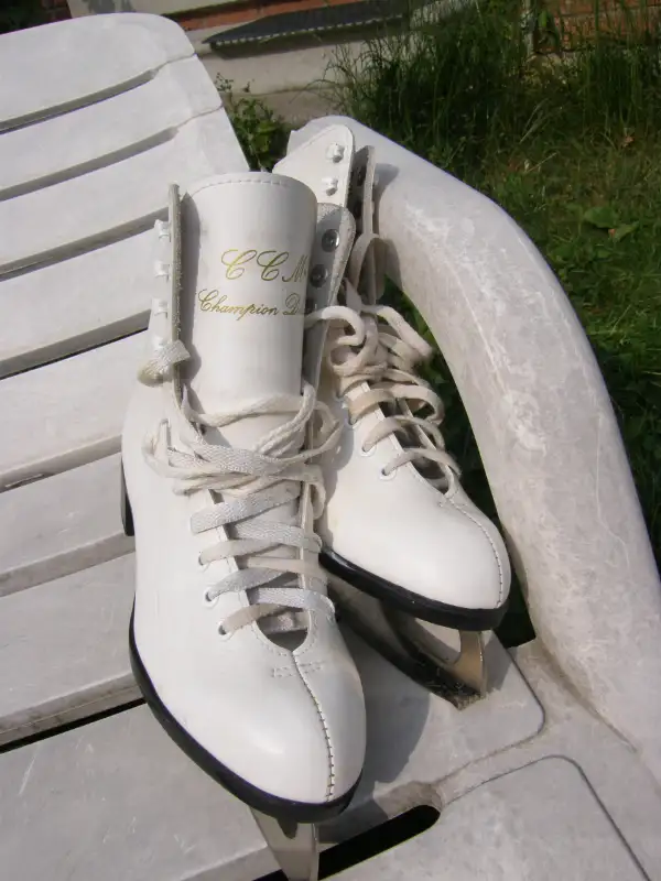 Women figure skates sizes 7, 7.5, 8 in Skates & Blades in Markham / York Region - Image 6
