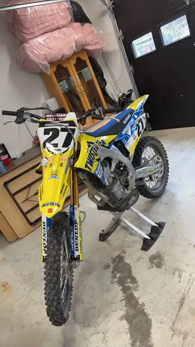 Get ready to kick up some dirt with this 2022 Suzuki RMX 450! This used dirt bike packs a punch with...