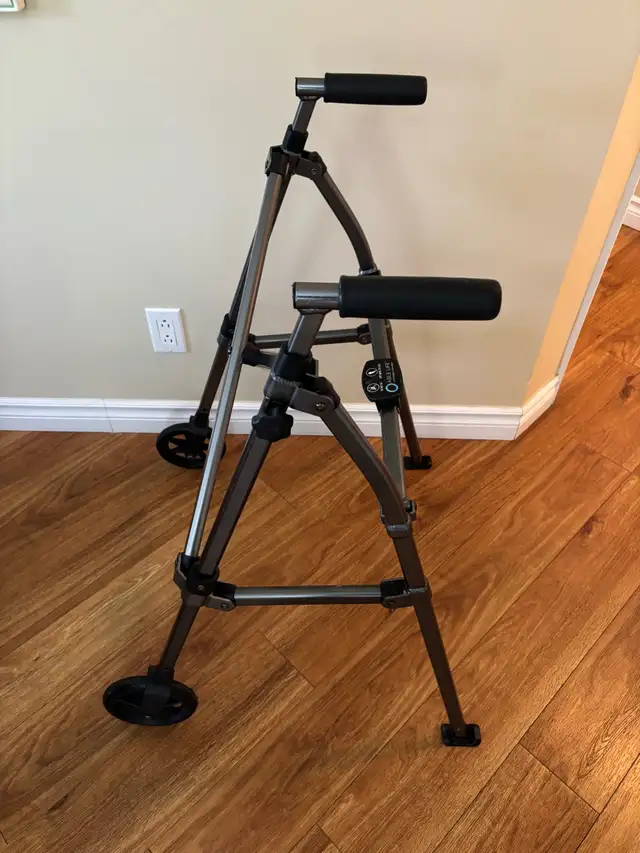 Walker - Lightweight - foldable in Health & Special Needs in City of Montréal - Image 2