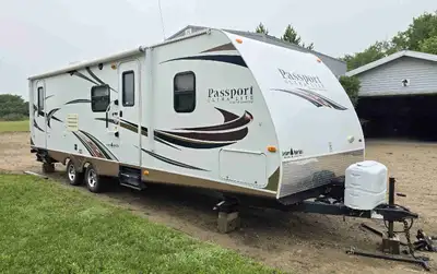 2014 Passport 2810BH GVWR 3266 kg/7200 lbs Trailer dry weight 5145 lbs Sleeps 10: full-size queen ma...