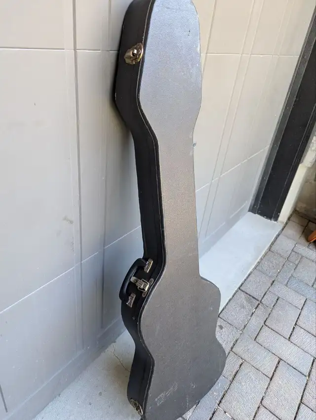 Vintage Hardshell Guitar / Bass Case in Guitars in Markham / York Region - Image 4