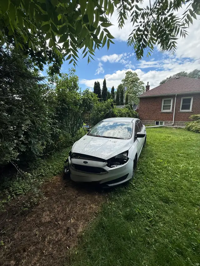 2015 Ford focus-As is564717193234360321