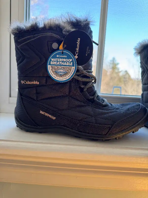 Columbia women’s boots in Women's - Shoes in Bedford - Image 4