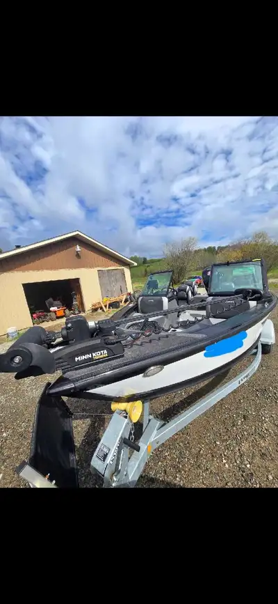 Lund CrossOver XS 1775 avec moteur 150 hp Pro XS. -2 sonnar garmin 9.5'' -Minkota 80 lbs -Chargeur d...