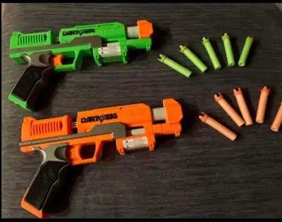 2 Nerf Dart Tag (1 orange et 1 vert) + 10 fléchettes velcro 8$ chaque 2 pour 12$