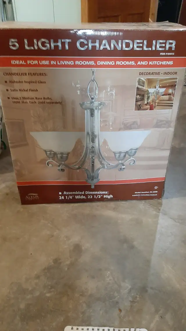 Chandelier light in Indoor Lighting & Fans in Ottawa - Image 2