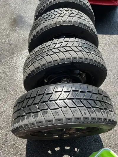 4 Pneu d'hiver radial 215/60R16 avec Rim, était sur un HRV