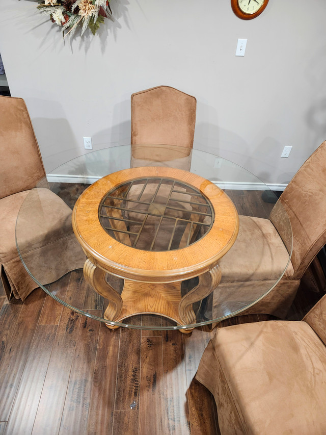 Round dining table with chairs in Dining Tables & Sets in Kitchener / Waterloo - Image 2